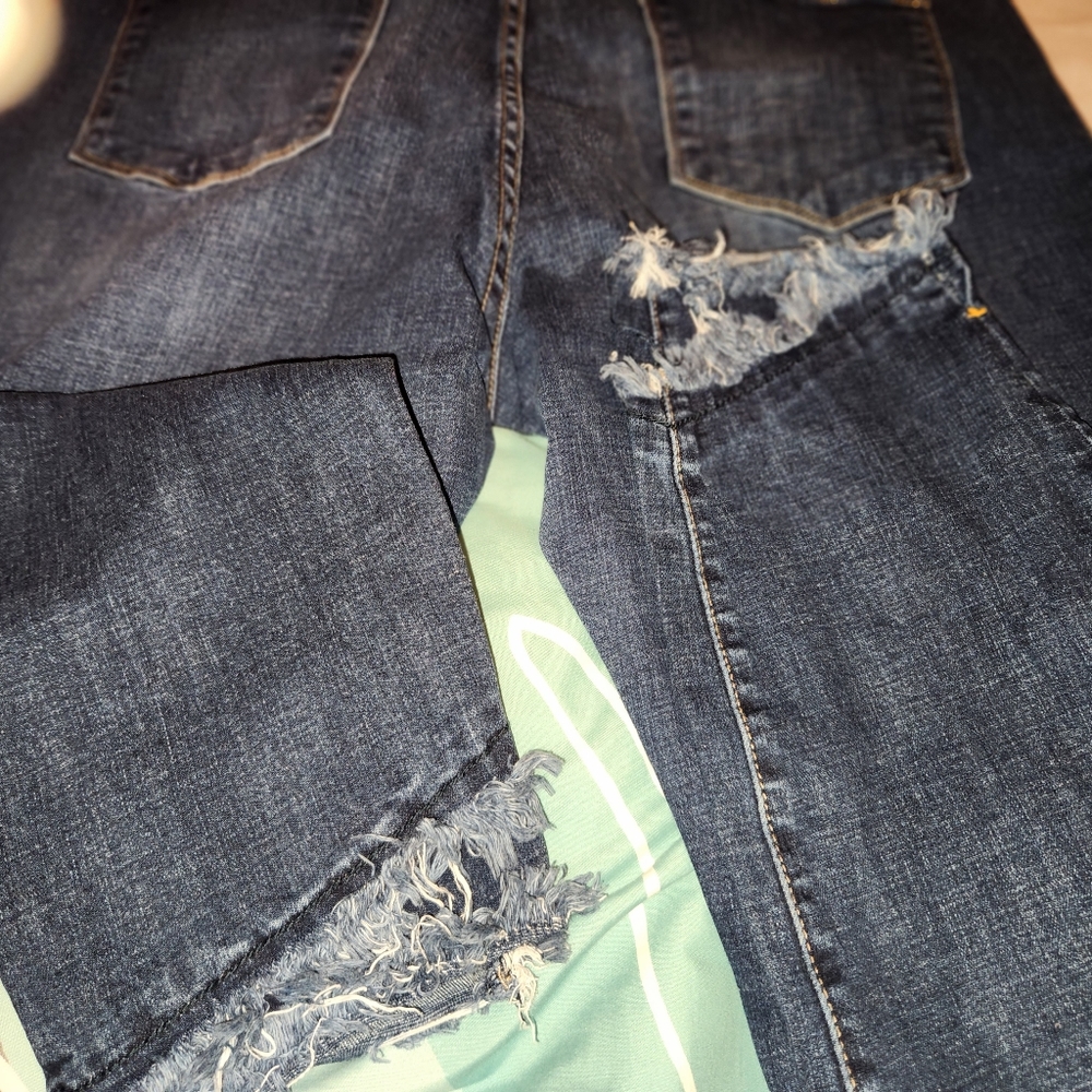 Boutique Capris - Picture 3 of 5
